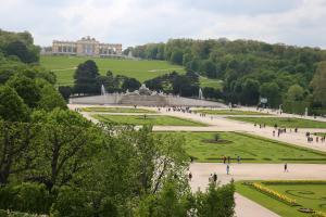 维也纳美泉宫豪华套房公寓的享有凡尔赛宫的景色,人们在花园中漫步