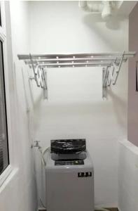 金宝Cozy Studio house /Soho Unit Near Kampar Utar的冰箱上方的架子浴室