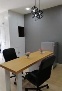 金宝Cozy Studio house /Soho Unit Near Kampar Utar的一个带木桌和两把椅子的办公室