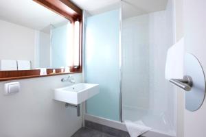 里尔里尔欧洲里尔钟楼酒店的一间带水槽和淋浴的浴室