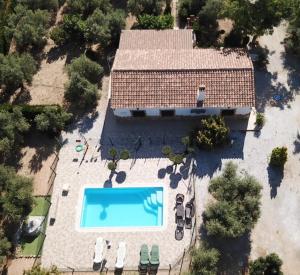 波索阿尔孔Casa Rural El Parral, Sierra Cazorla的享有庭院游泳池的顶部景色