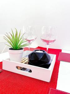 日利纳Apartmán Rajecké Teplice的红桌,带两杯酒杯和植物