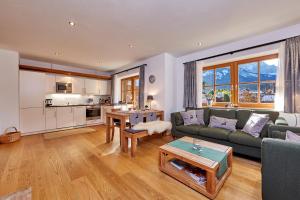 格赖瑙楚格峰公寓的客厅配有沙发和桌子