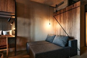 塞扎纳Hotel Maestoso - Lipica的客厅配有沙发和1张床