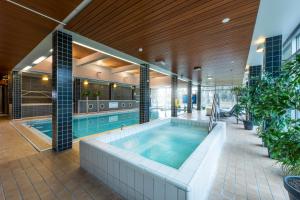 伊萨尔米Spa Hotel Runni Iisalmi的一座带热水浴池的室内游泳池