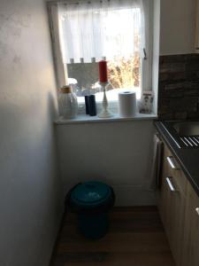 于贝尔塞伊薇丝西豪斯尔度假屋的一个带窗户和蓝色凳子的小厨房