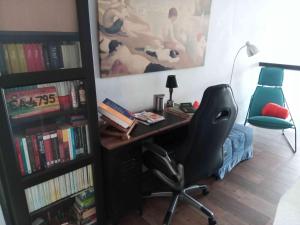 埃尔佩德罗索Casa Rural El Palomar的办公室,带桌子,椅子和书架