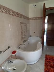 Appartamento in villa stile rustico的一间浴室
