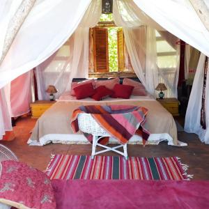 圣拉斐尔Al Aire Libre的帐篷内一间卧室,配有一张大床