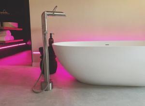 阿纳姆Home8 studio’s的粉红色照明的客房内的白色浴缸