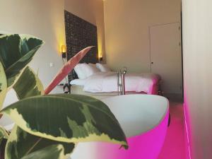 阿纳姆Home8 studio’s的一间带两张床的卧室和一座大型绿色植物