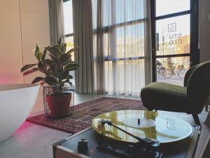 阿纳姆Home8 studio’s的客厅配有桌子、椅子和窗户