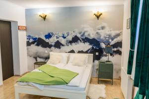 布什泰尼Pensiunea Luna的卧室拥有山云壁画
