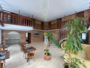 代姆延Megnyugtat-lak Apartmanház的配有桌椅和植物的大房间