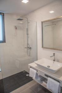 圣维森特Calamar Hotel的白色的浴室设有水槽和淋浴。