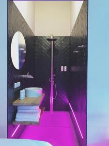 阿纳姆Home8 studio’s的浴室铺有粉红色的地板,配有淋浴和盥洗盆。