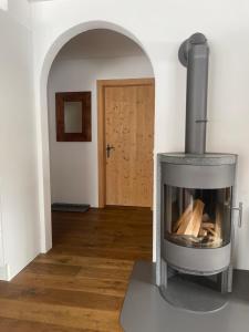 克洛斯特斯Ferienwohnung mit idyllischer Aussicht的带壁炉的客厅铺有木地板