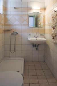 斯塔里斯阿斯特公寓的一间带卫生间和水槽的浴室
