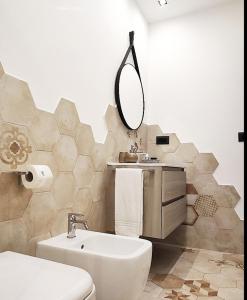 热那亚Le Caravelle Affittacamere的一间带水槽、卫生间和镜子的浴室