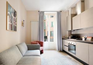 米兰numa I Loreto Apartments的带沙发的客厅和厨房