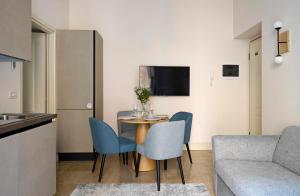 米兰numa I Loreto Apartments的客厅配有桌椅和沙发
