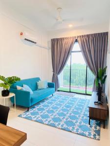 阿罗士打The Sweet Escape @ Imperio Professional Suite的客厅设有蓝色的沙发和大窗户