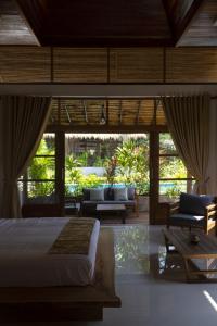 西塔努Amaya Boutique Resort的一间卧室设有一张床和一间客厅。