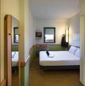 塞维利亚塞维利亚机场宜必思快捷酒店 的带两张床和镜子的客房