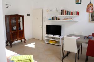 威尼斯Appartamento Redentore的客厅配有桌子和电视