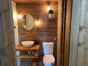 丰沙尔Mountain Eco Shelters的一间带卫生间和水槽的浴室