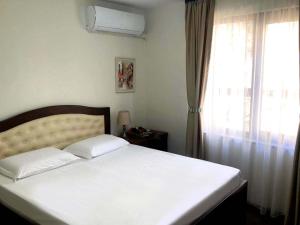 哈斯科沃RELAX Apartments in HASKOVO, Apt1的卧室配有白色的床和窗户。