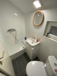 不莱梅Stern Unterkunft bis zu 9 Betten verfügbar的白色的浴室设有水槽和卫生间。