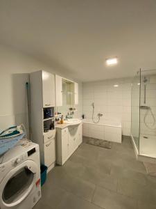 不莱梅Stern Unterkunft bis zu 9 Betten verfügbar的白色的浴室设有水槽和淋浴。