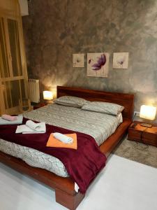 罗马Bibbi's Garden的一间卧室配有一张床,上面有两条毛巾