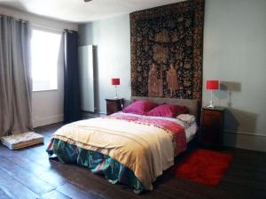 拉沙里泰Gîte de la Galerie du Pont的卧室配有一张带粉红色枕头的大床