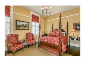查塔努加The Mayor's Mansion Inn的一间卧室配有一张床和两把椅子