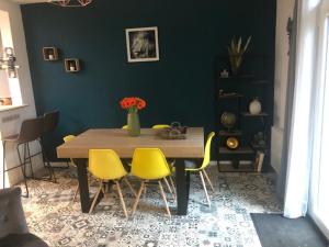 迪纳尔Dinard-jolie maison au calme proche plage的一间带桌子和黄色椅子的用餐室