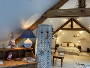 A 2 heures de Paris, Loft Romantique de 55 m2 en pleine nature entre campagne et mer客房内的一张或多张床位