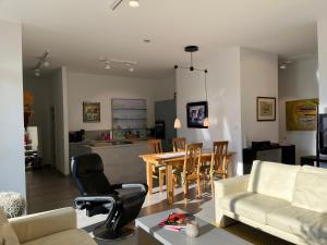 布尔Sonnige Wohnung im Herzen von Bühl的客厅配有沙发和桌椅