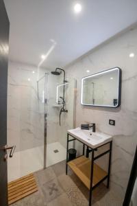 尚蒂伊La Suite de Chantilly - Appartement de 80m2 avec Jacuzzi privé !的带淋浴、盥洗盆和镜子的浴室