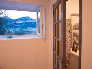 Poggio-dʼOlettaMULINU BIANCU的浴室设有山景窗户。