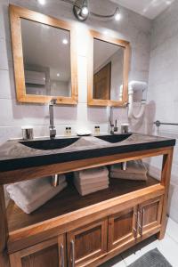 蒂涅Appartement Orion by ExplorHome的一间带水槽和镜子的浴室