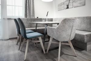 弗拉绍维斯保尔公寓的一间带桌子和四把椅子的用餐室