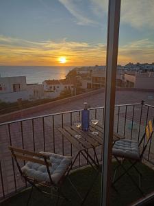 莫罗德哈布雷Jandia Beach的海景阳台上的桌椅