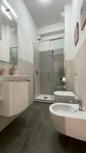 佛罗伦萨GUEST HOUSE KINGA CAVOUR的带淋浴、盥洗盆和卫生间的浴室