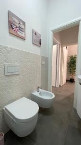 佛罗伦萨GUEST HOUSE KINGA CAVOUR的浴室配有白色卫生间和盥洗盆。