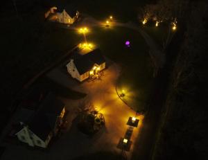 米尔福德Millstone Cottages的夜晚一所房子的顶部景色,灯光照亮