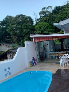 弗洛里亚诺波利斯Casa Ribeirao da Ilha的享有带游泳池的房子的景色