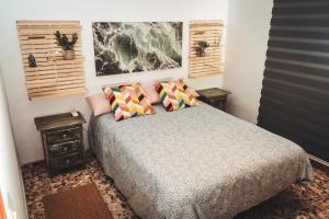 奇克拉纳－德拉弗龙特拉Chalet Novo Sancti Petri Surf House的一间卧室配有一张带两个枕头的床