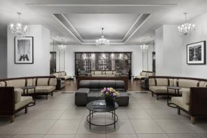 纽约MTS行政酒店的带沙发、桌子和吊灯的等候室